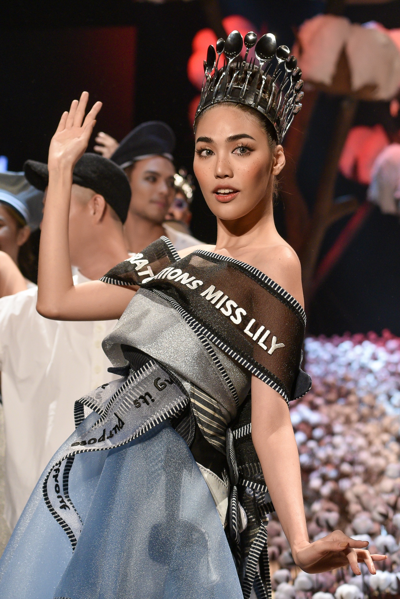 Lan Khue dien thoi trang anh 3