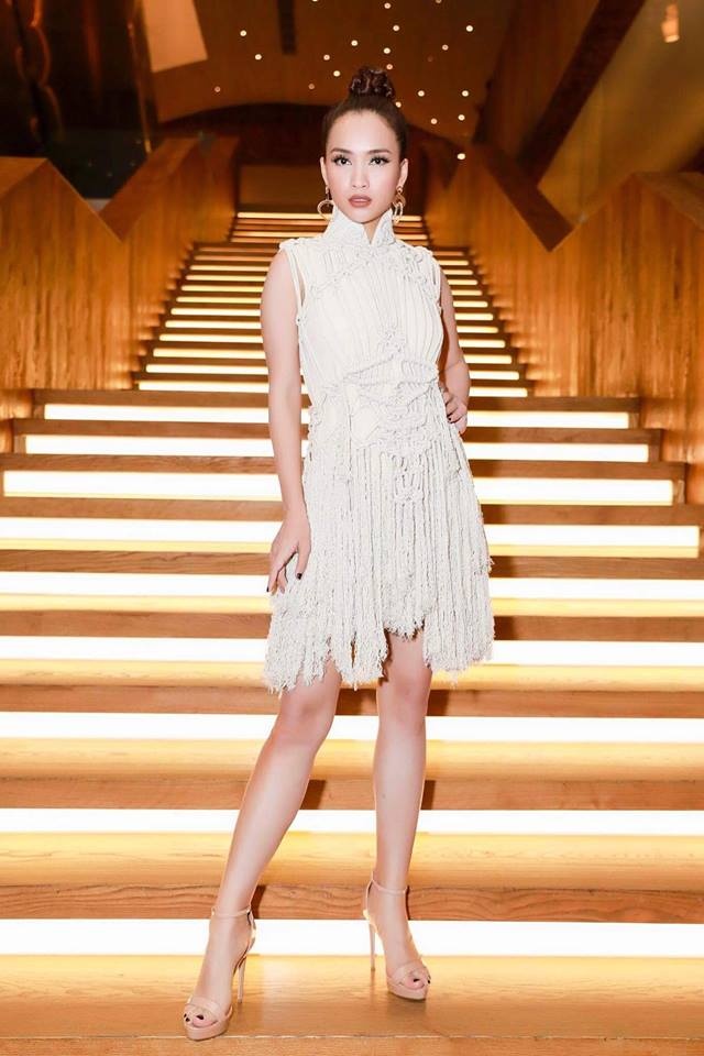 Thanh Hằng, Phạm Hương diện trang phục sắc trắng tinh tế tuần qua ảnh 3 Thanh Hang, Pham Huong dien trang phuc sac trang tinh te tuan qua anh 3