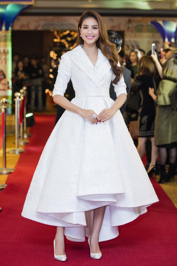 Thanh Hằng, Phạm Hương diện trang phục sắc trắng tinh tế tuần qua ảnh 2 Thanh Hang, Pham Huong dien trang phuc sac trang tinh te tuan qua anh 2