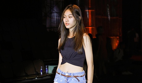 Minh Tu va mau nu 14 tuoi goc Viet la tam diem cua show thoi trang hinh anh