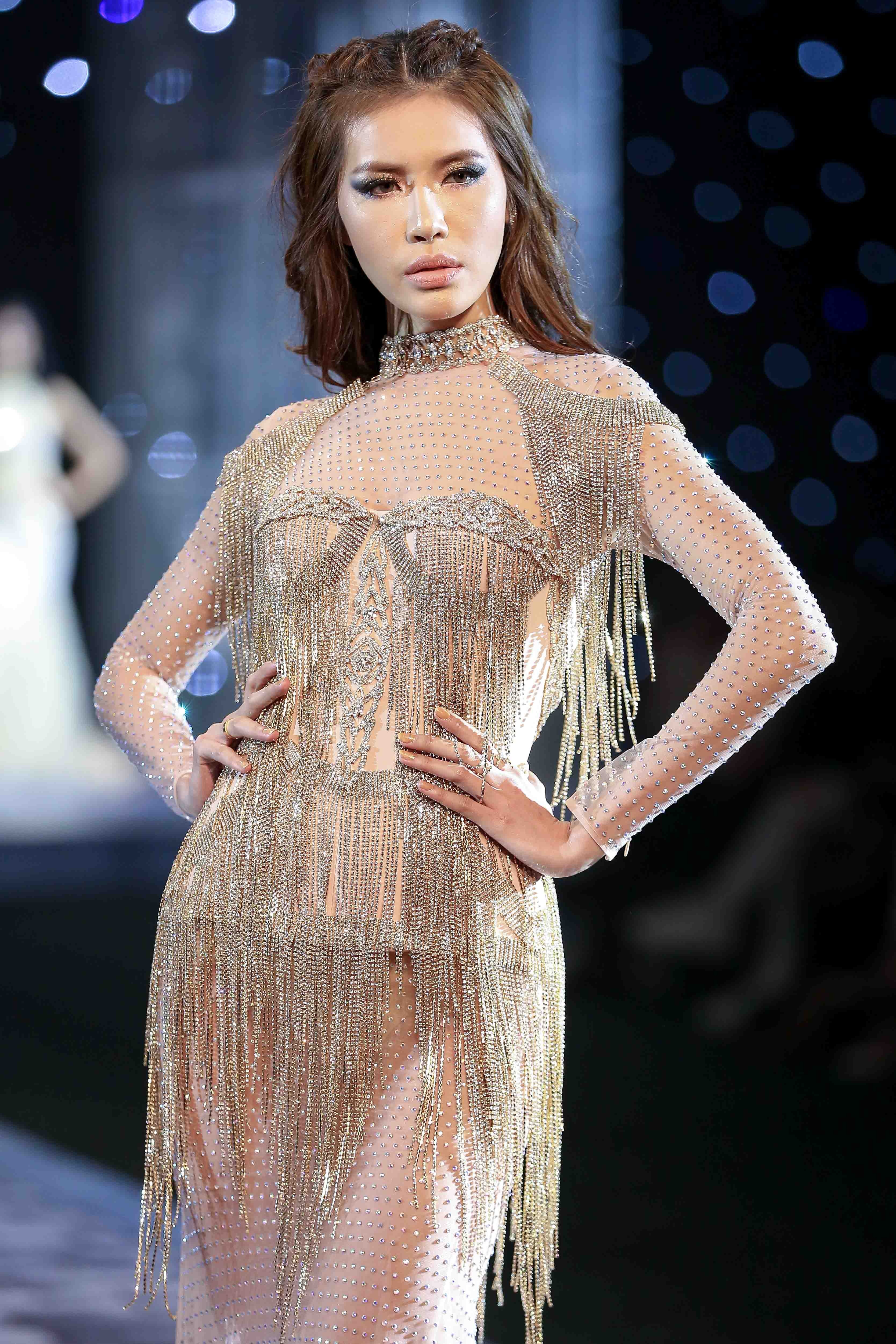Chung Thanh Phong lấy cảm hứng trang phục từ thương hiệu Dior ảnh 4 Chung Thanh Phong lay cam hung trang phuc tu thuong hieu Dior anh 4