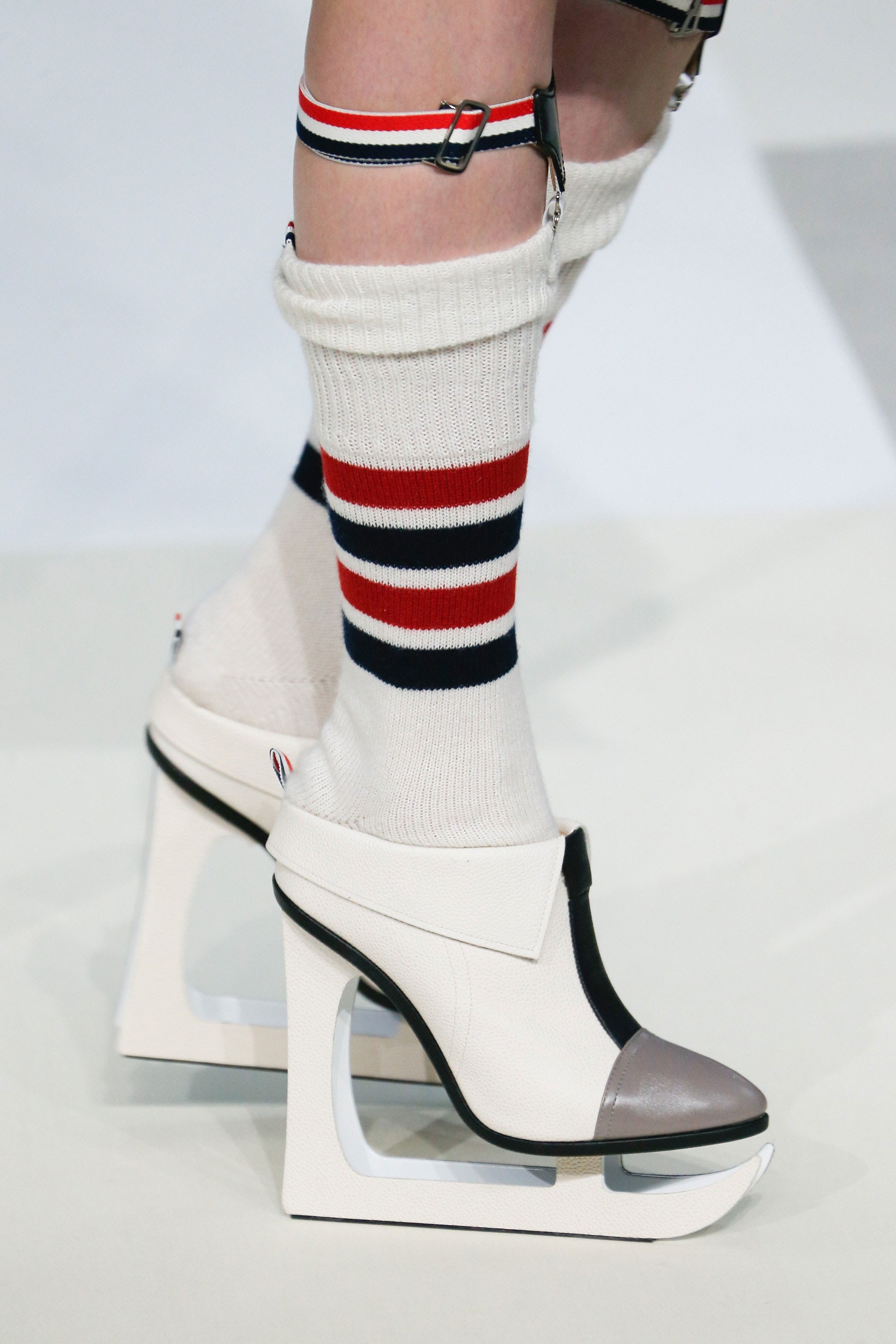 Nhung kieu giay quai la xuat hien trong nam 2017 anh 9