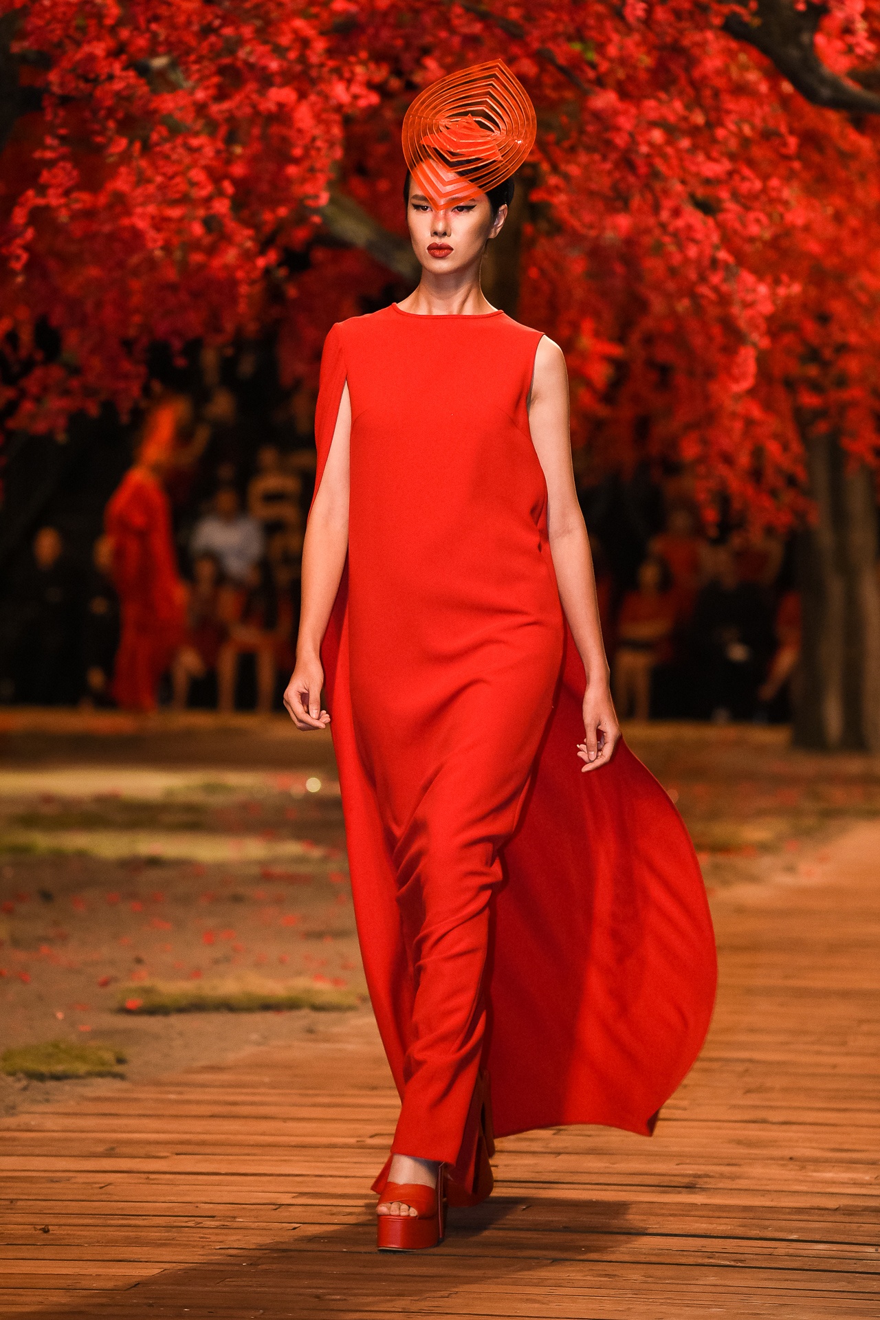 Sac do bao phu trong show dien Do Manh Cuong anh 17