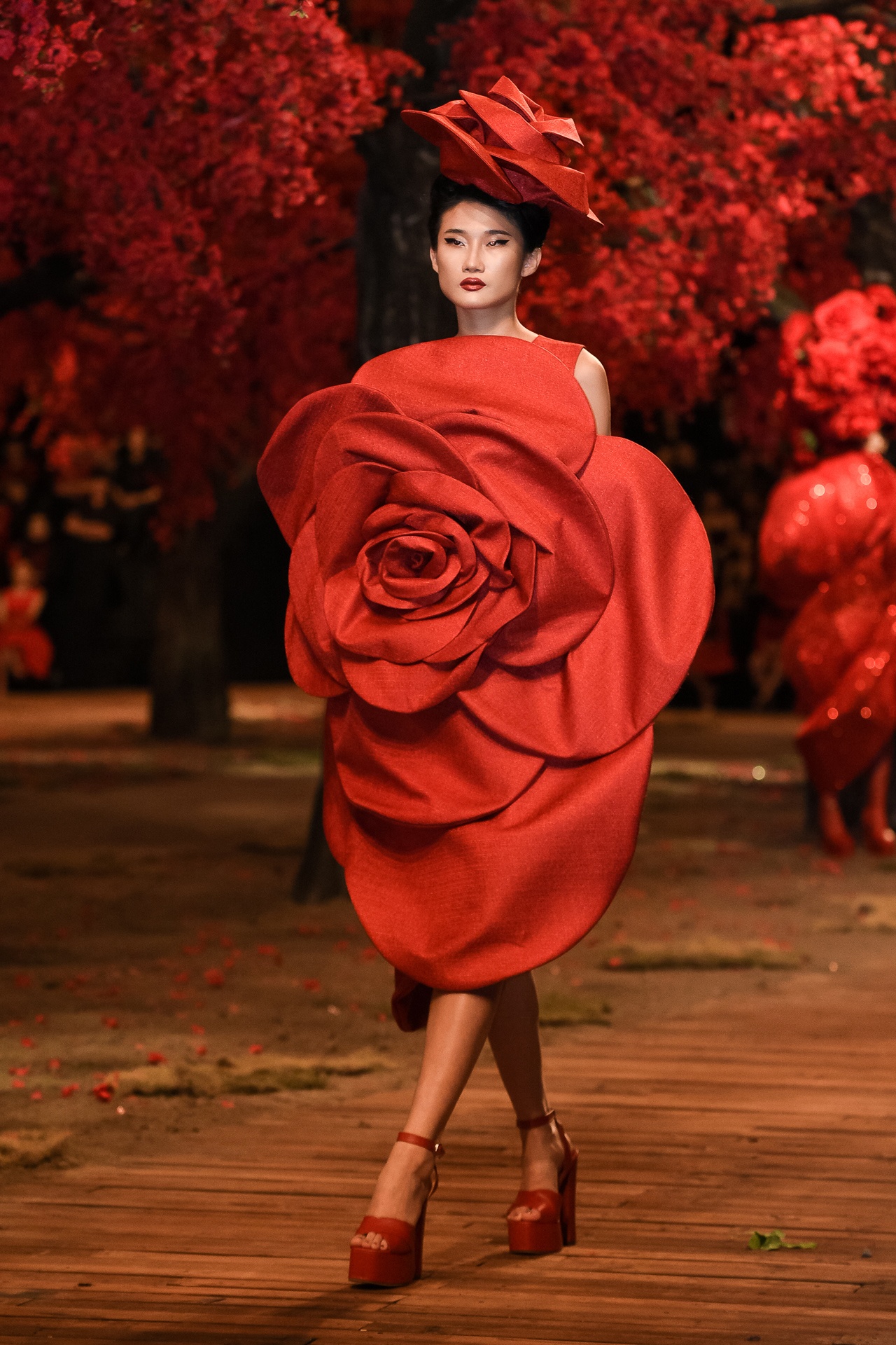 Sac do bao phu trong show dien Do Manh Cuong anh 23