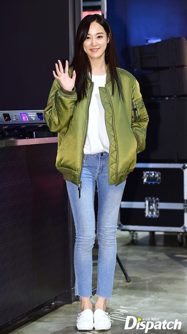 Phong cach thoi trang cua ban gai GDragon anh 2