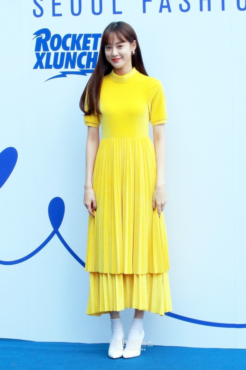 Phong cach thoi trang cua ban gai GDragon anh 10