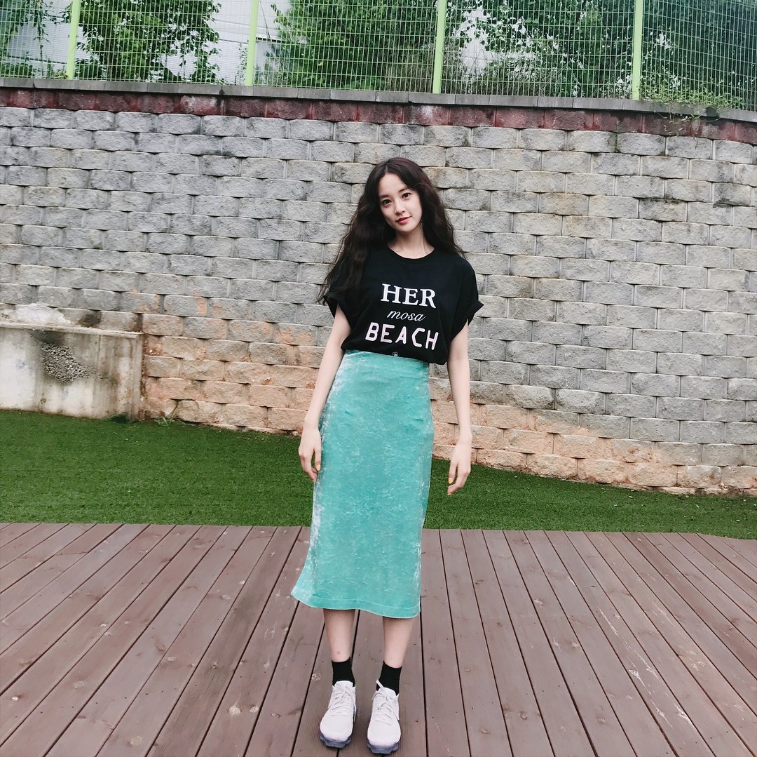 Phong cach thoi trang cua ban gai GDragon anh 4