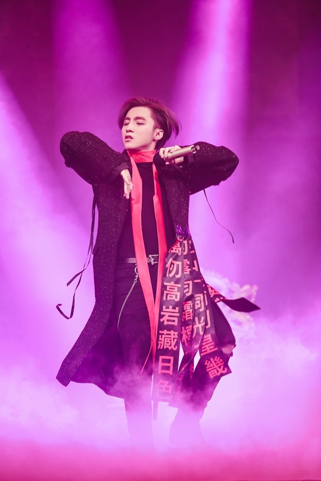 Nhung trang phuc doc dao cua Son Tung anh 6