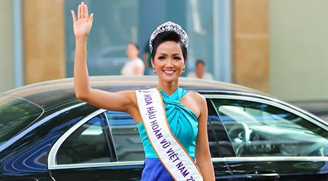 H'Hen Nie dien vay ngan thanh lich dung dau bang sao dep tuan hinh anh