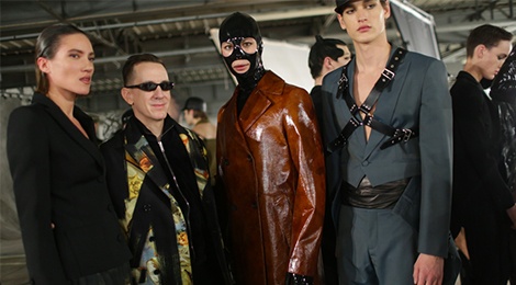 Hau truong show dien thu dong 2018 cua thuong hieu Moschino hinh anh