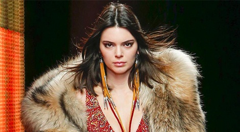 Kendall Jenner bi phan doi gay gat vi dien ao khoac long thu tren san dien hinh anh