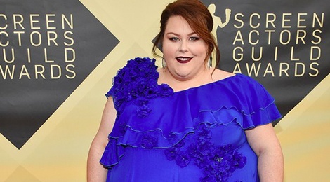 Nhung trang phuc tham hoa tai le trao giai SAG 2018 hinh anh