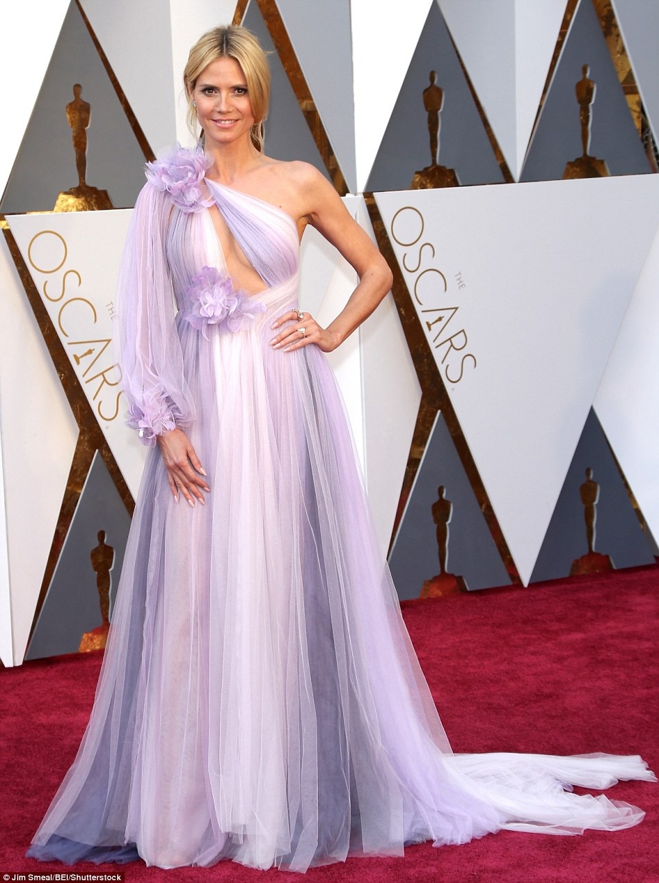 Chi Pu diện trang phục đạo nhái Heidi Klum ảnh 2 Chi Pu dien trang phuc dao nhai Heidi Klum anh 2