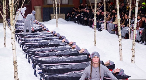 Mau nam dap chan, ngu dong tren san dien thoi trang hinh anh