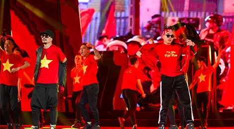 Mau co do sao vang an tuong tren san khau ZMA 2017 hinh anh