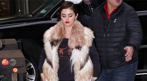 Den luot Selena Gomez bi chi trich vi dien ao khoac long thu hinh anh