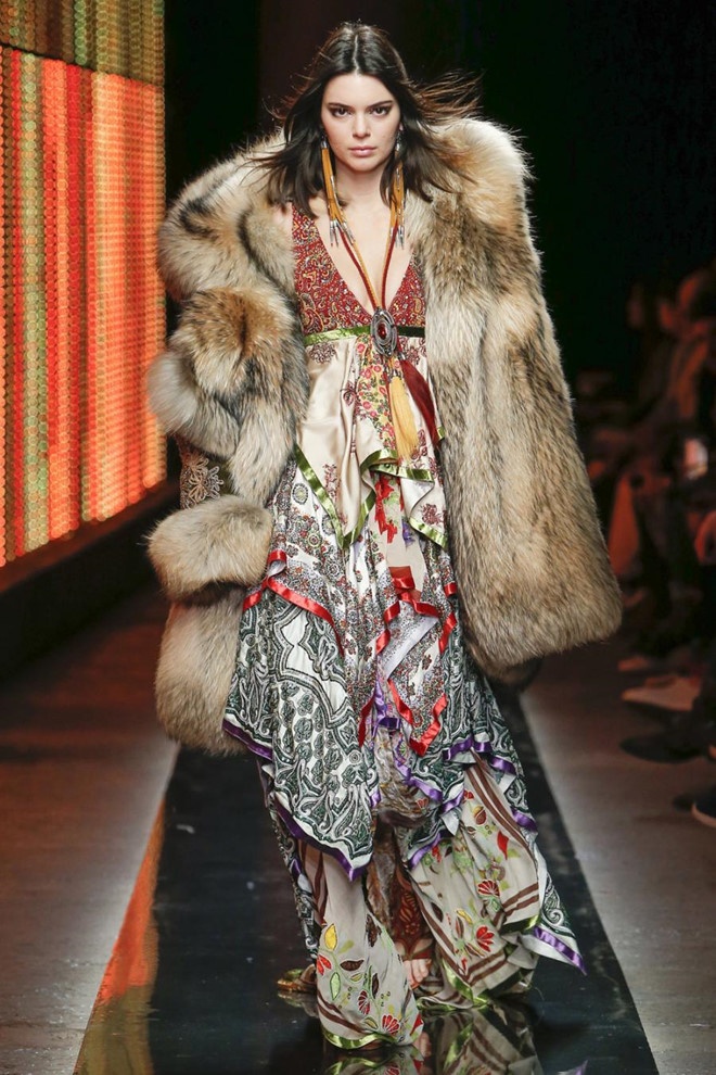 Selena Gomez bị chỉ trích vì mặc áo khoác lông thú ảnh 2 Selena Gomez bi chi trich vi mac ao khoac long thu anh 2