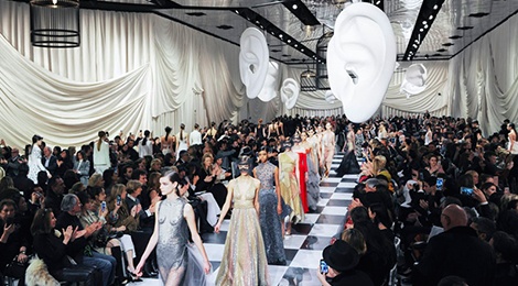Toan canh san khau trinh dien cua show Dior hinh anh