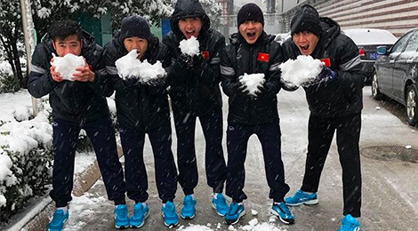 So thich dien giay sneaker noi bat cua dan cau thu U23 Viet Nam hinh anh