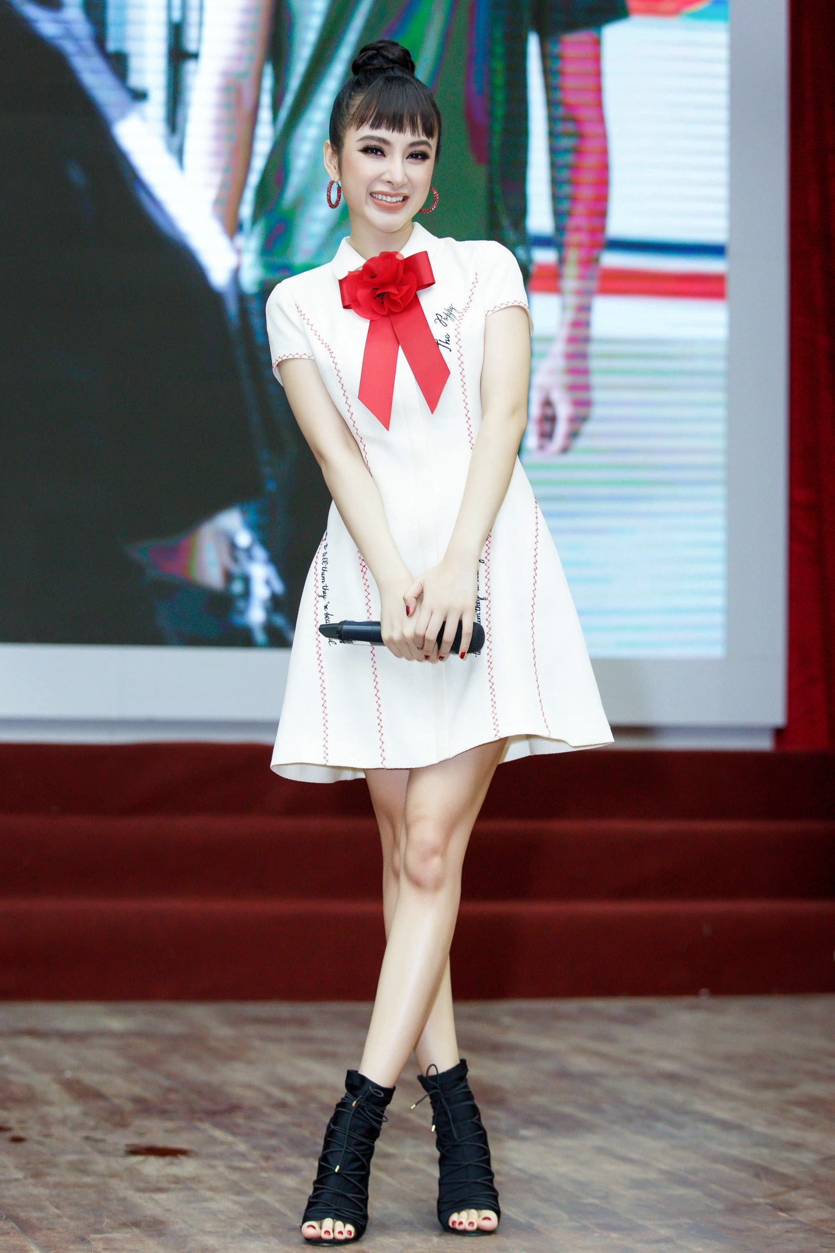 Chi Pu dung trang phuc  Angela Phuong Trinh anh 2