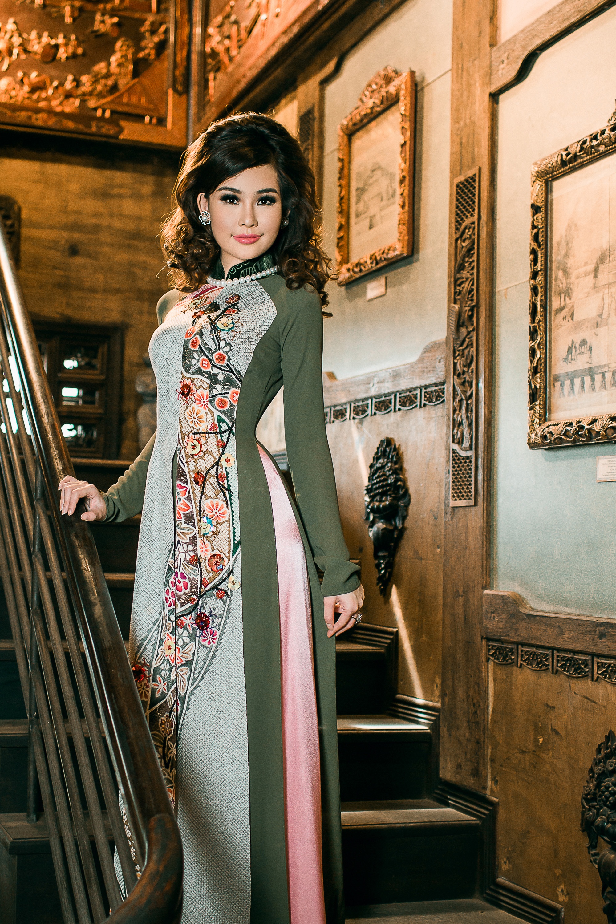 Ngan Anh gia dan trong ta ao dai hoa tiet anh 1