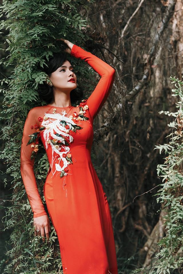 Ngan Anh gia dan trong ta ao dai hoa tiet anh 2