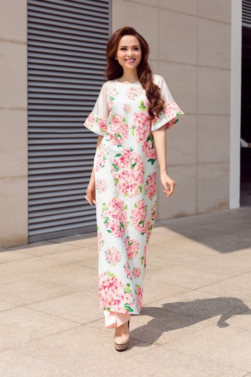 Ngan Anh gia dan trong ta ao dai hoa tiet anh 4
