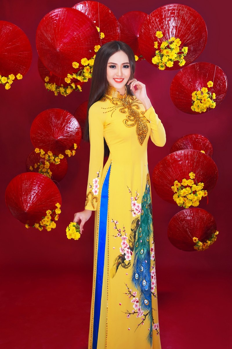 Ngan Anh gia dan trong ta ao dai hoa tiet anh 10