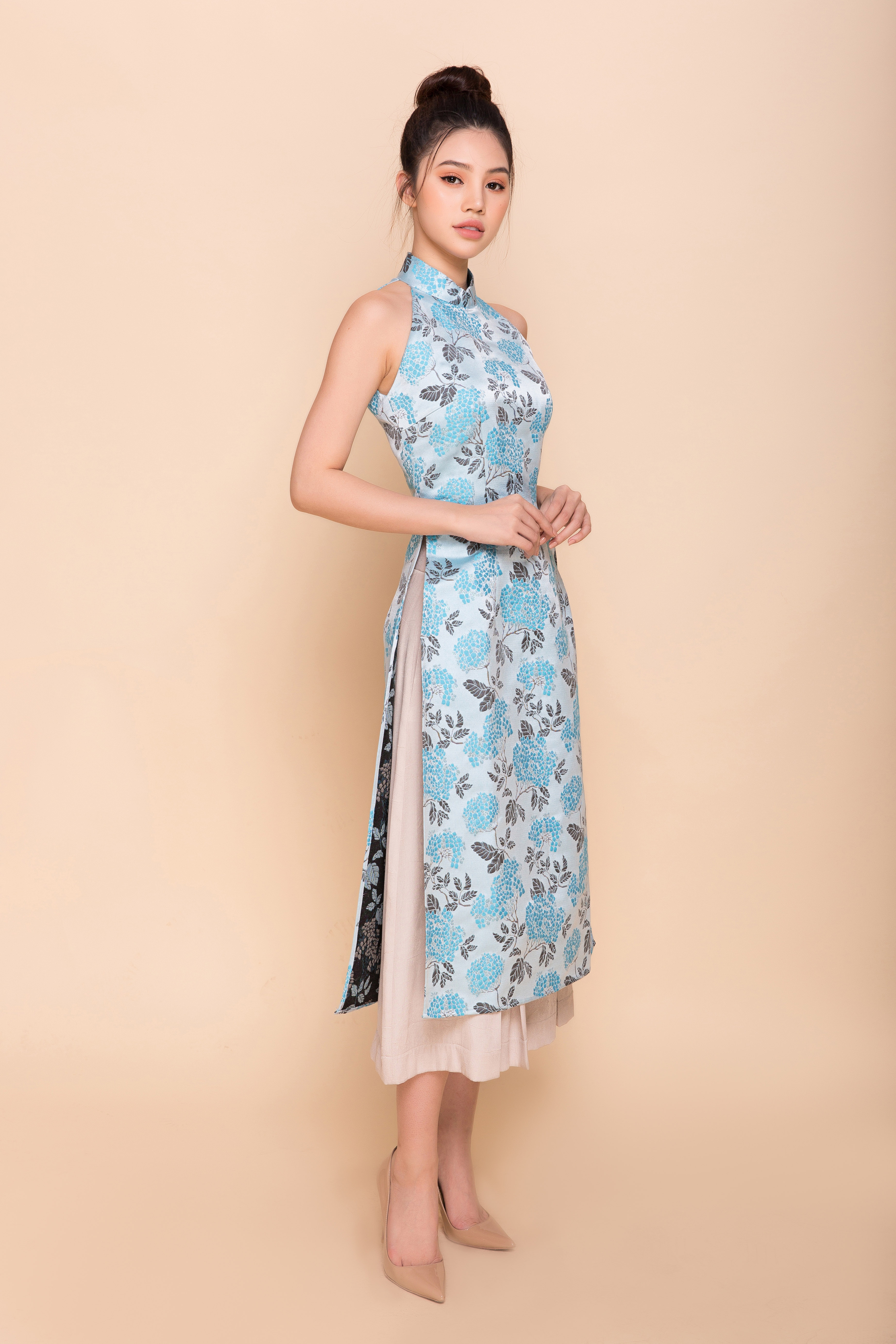 Ngan Anh gia dan trong ta ao dai hoa tiet anh 7