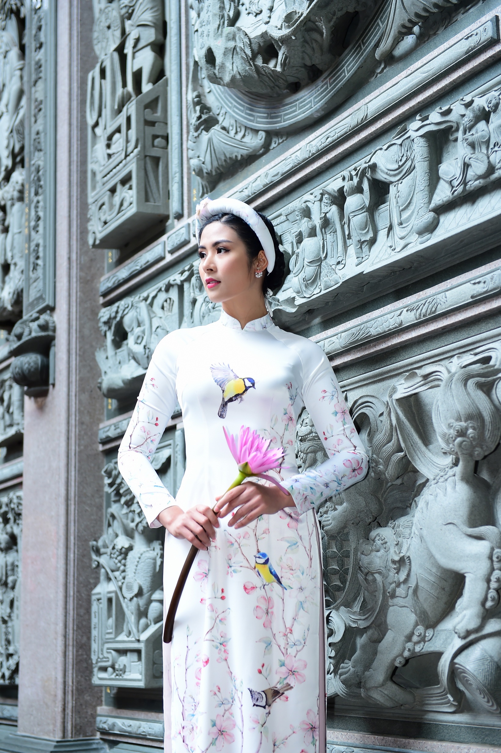 Ngan Anh gia dan trong ta ao dai hoa tiet anh 3