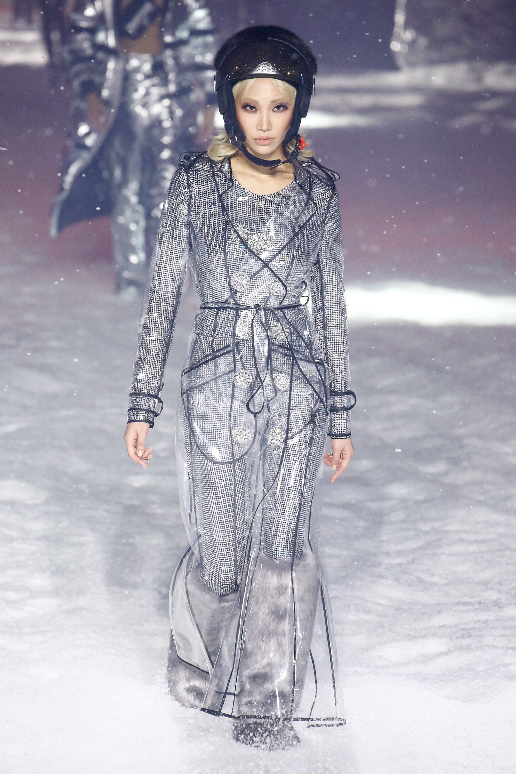 Robot xuat hien trong show thoi trang anh 6