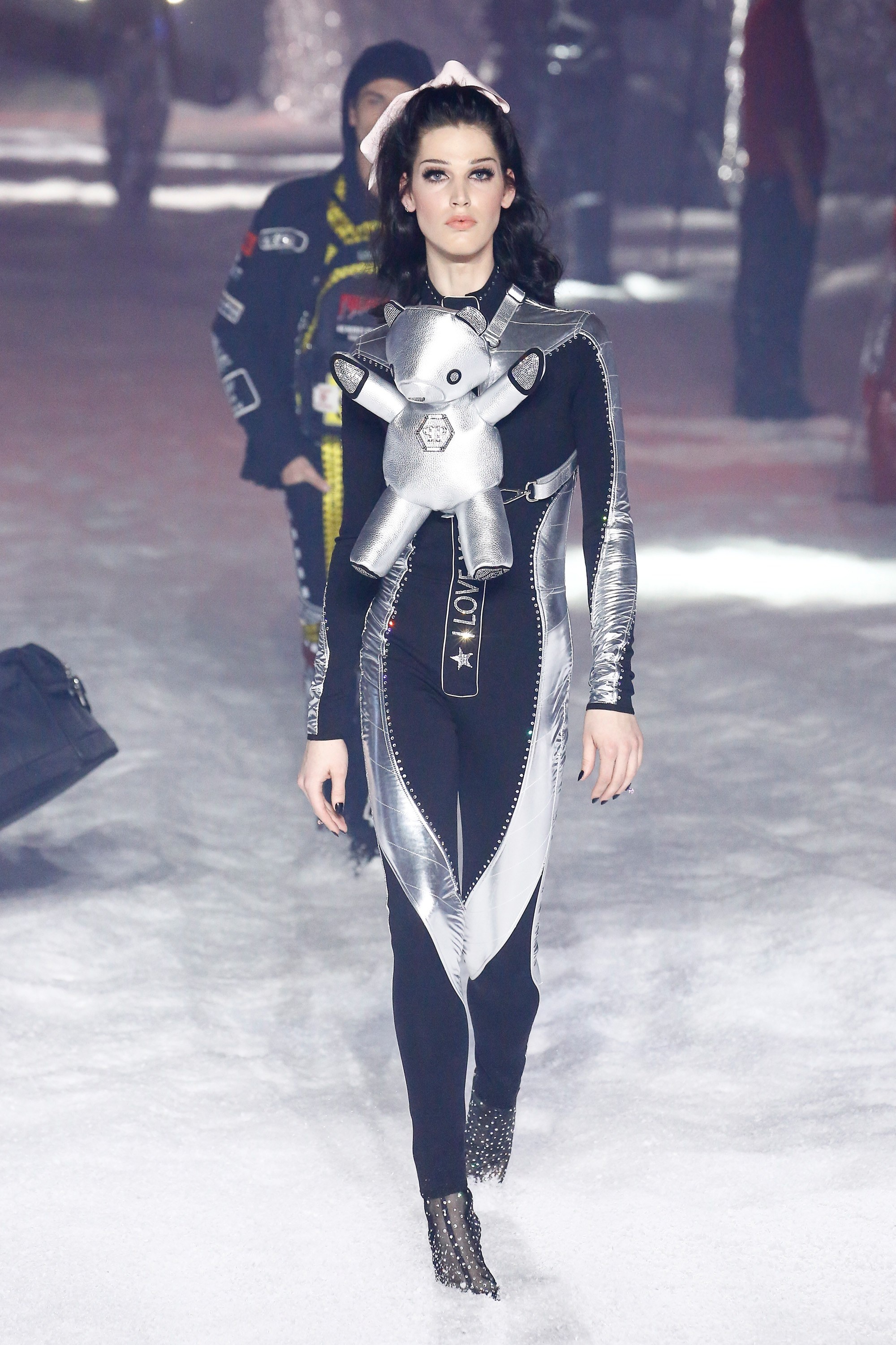 Robot xuat hien trong show thoi trang anh 9