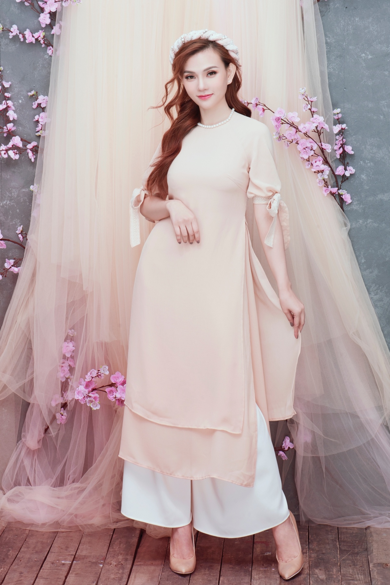 Ngan Anh gia dan trong ta ao dai hoa tiet anh 6