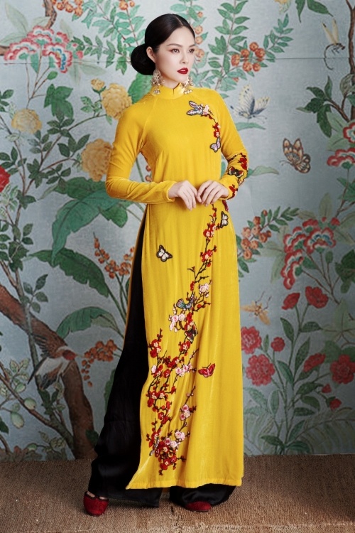 Ngan Anh gia dan trong ta ao dai hoa tiet anh 8
