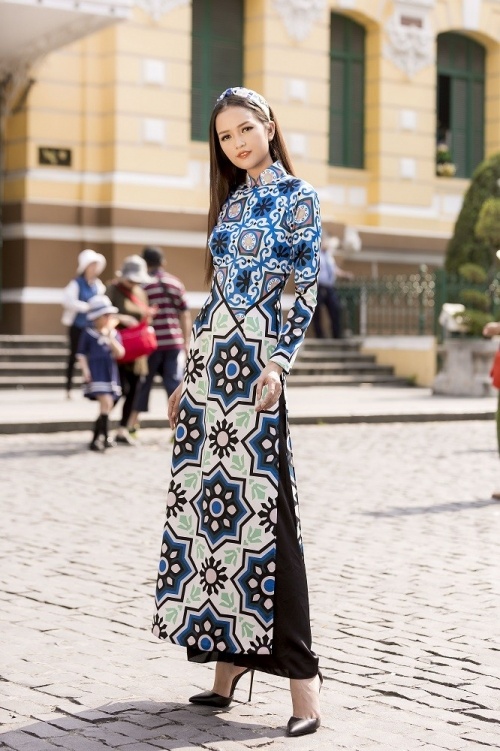 Ngan Anh gia dan trong ta ao dai hoa tiet anh 9