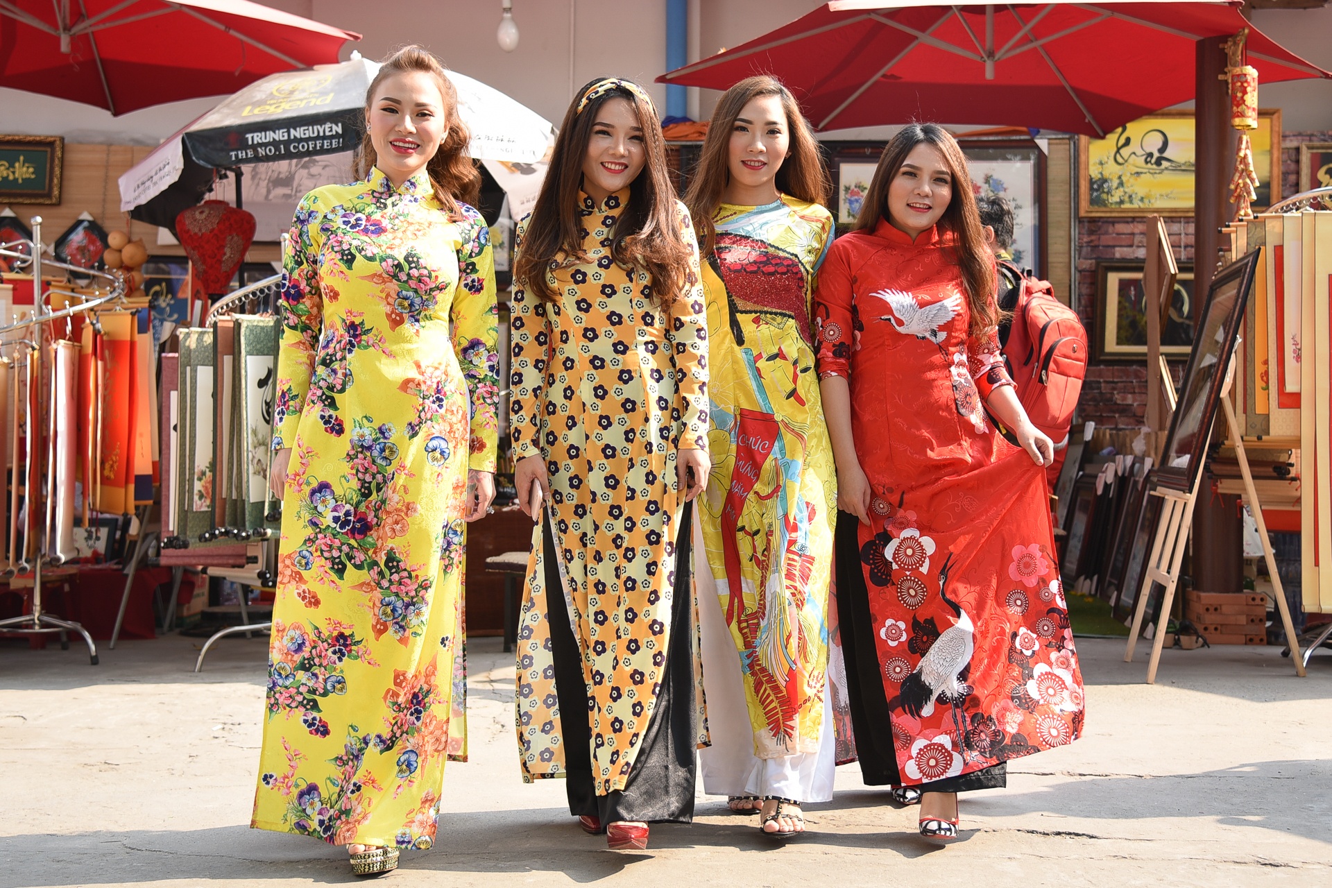 Giới trẻ diện áo dài ngày cận Tết ảnh 1 Gioi tre dien ao dai ngay can Tet anh 1