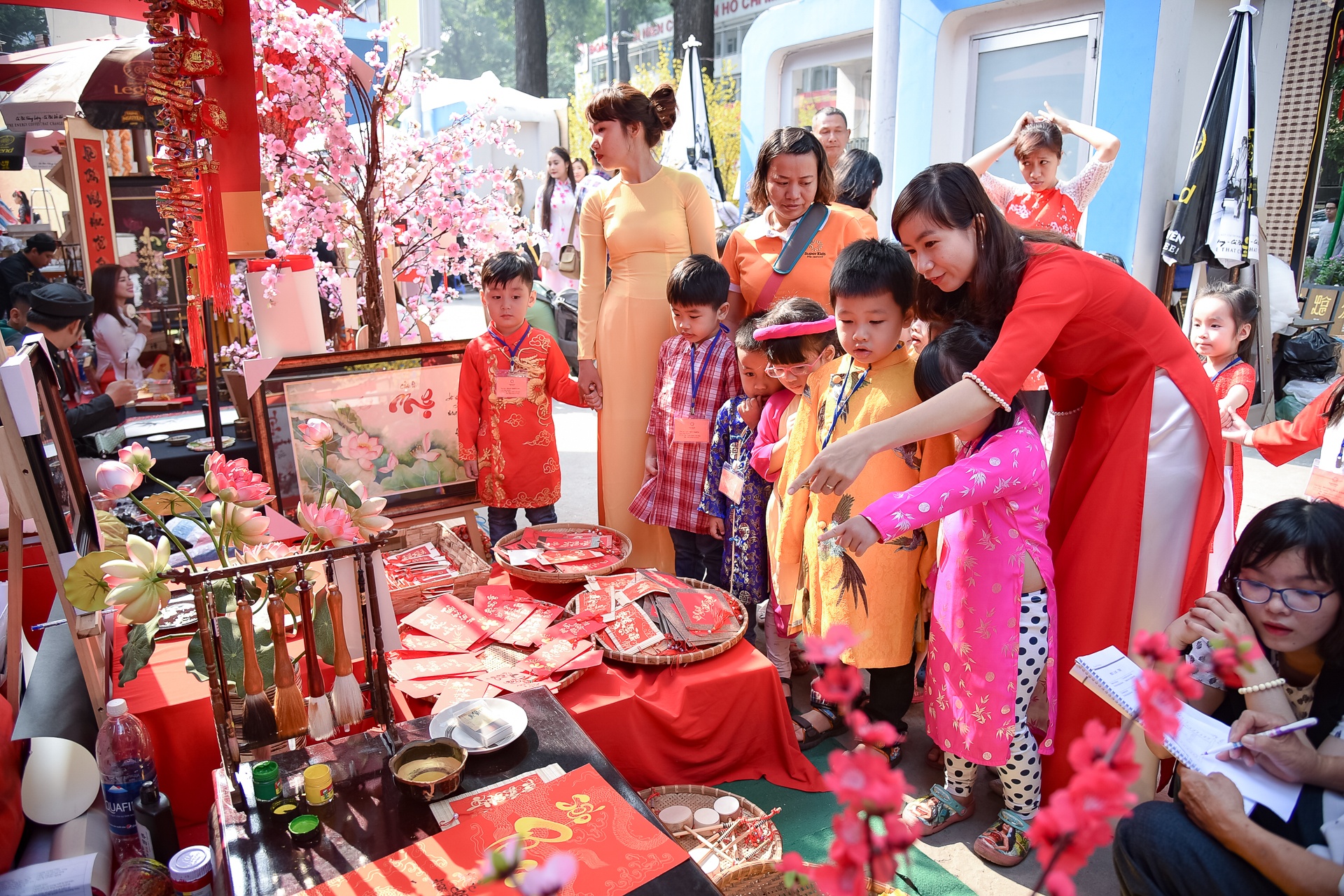 Giới trẻ diện áo dài ngày cận Tết ảnh 11 Gioi tre dien ao dai ngay can Tet anh 11