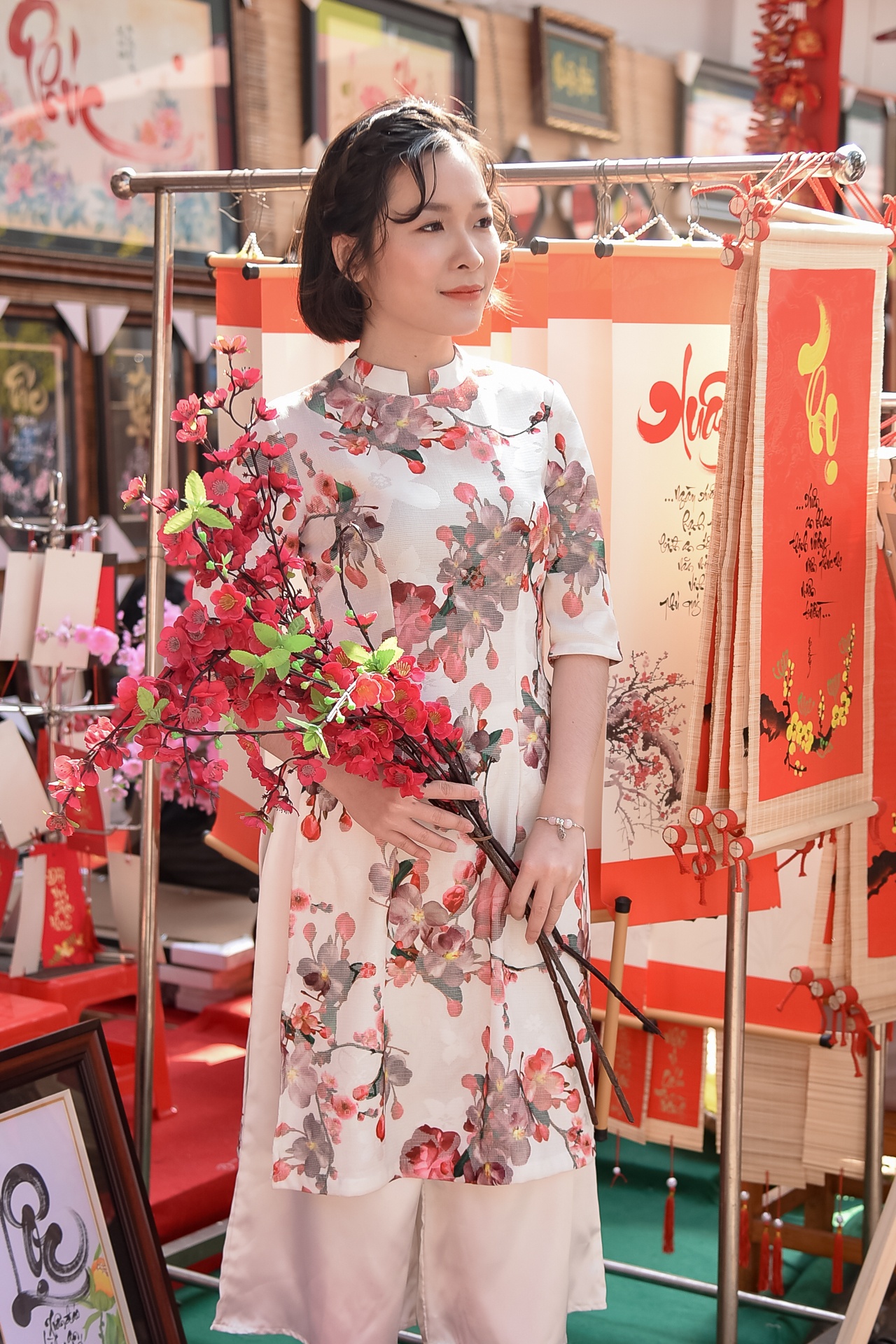 Giới trẻ diện áo dài ngày cận Tết ảnh 2 Gioi tre dien ao dai ngay can Tet anh 2