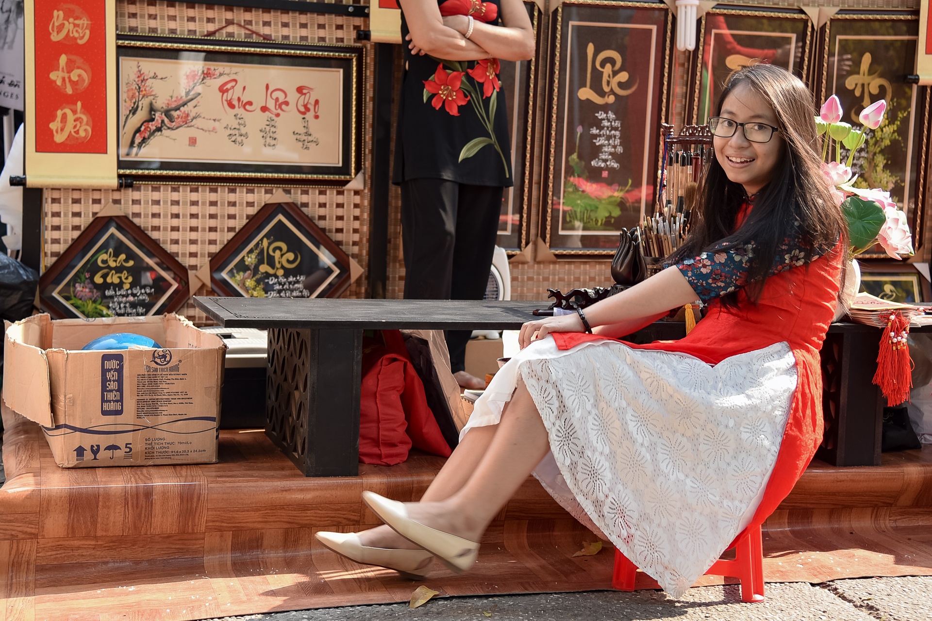 Giới trẻ diện áo dài ngày cận Tết ảnh 3 Gioi tre dien ao dai ngay can Tet anh 3