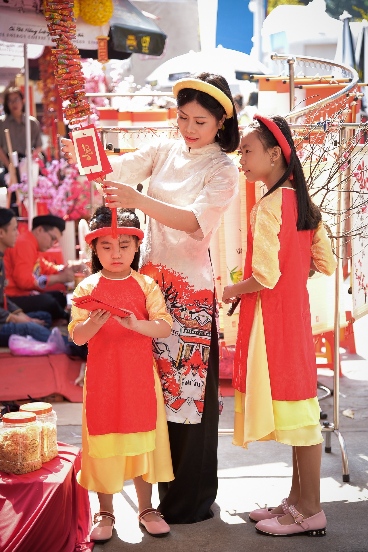 Giới trẻ diện áo dài ngày cận Tết ảnh 12 Gioi tre dien ao dai ngay can Tet anh 12