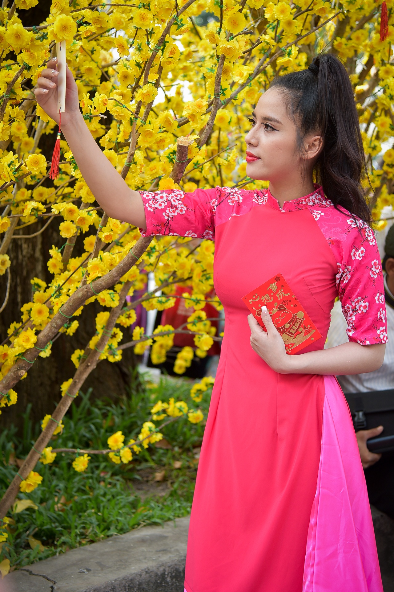 Giới trẻ diện áo dài ngày cận Tết ảnh 8 Gioi tre dien ao dai ngay can Tet anh 8