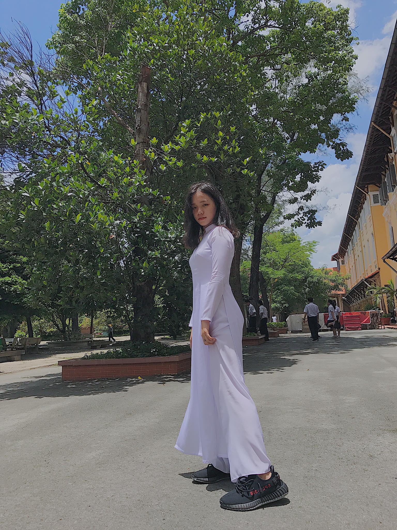 Câu chuyện tranh cãi về áo dài ảnh 3 Cau chuyen tranh cai ve ao dai anh 3