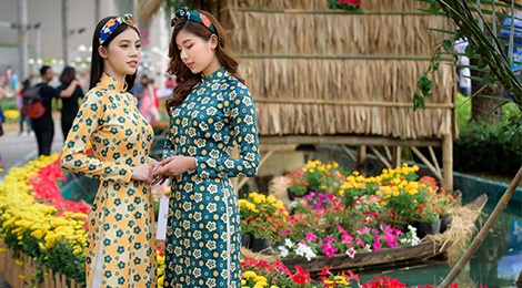 Sao nu Viet dien ao dai ngay mung 1 Tet hinh anh