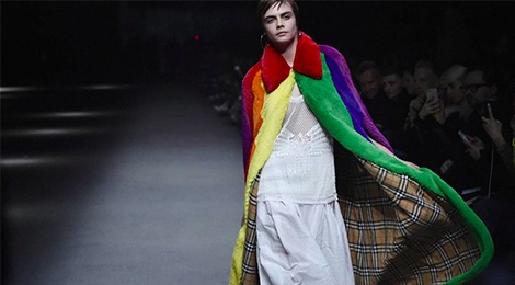 Nha mot Burberry ung ho nguoi dong tinh tai tuan le thoi trang London hinh anh