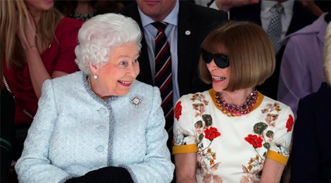 Nu hoang Elizabeth II ngoi hang ghe dau Tuan le thoi trang London hinh anh