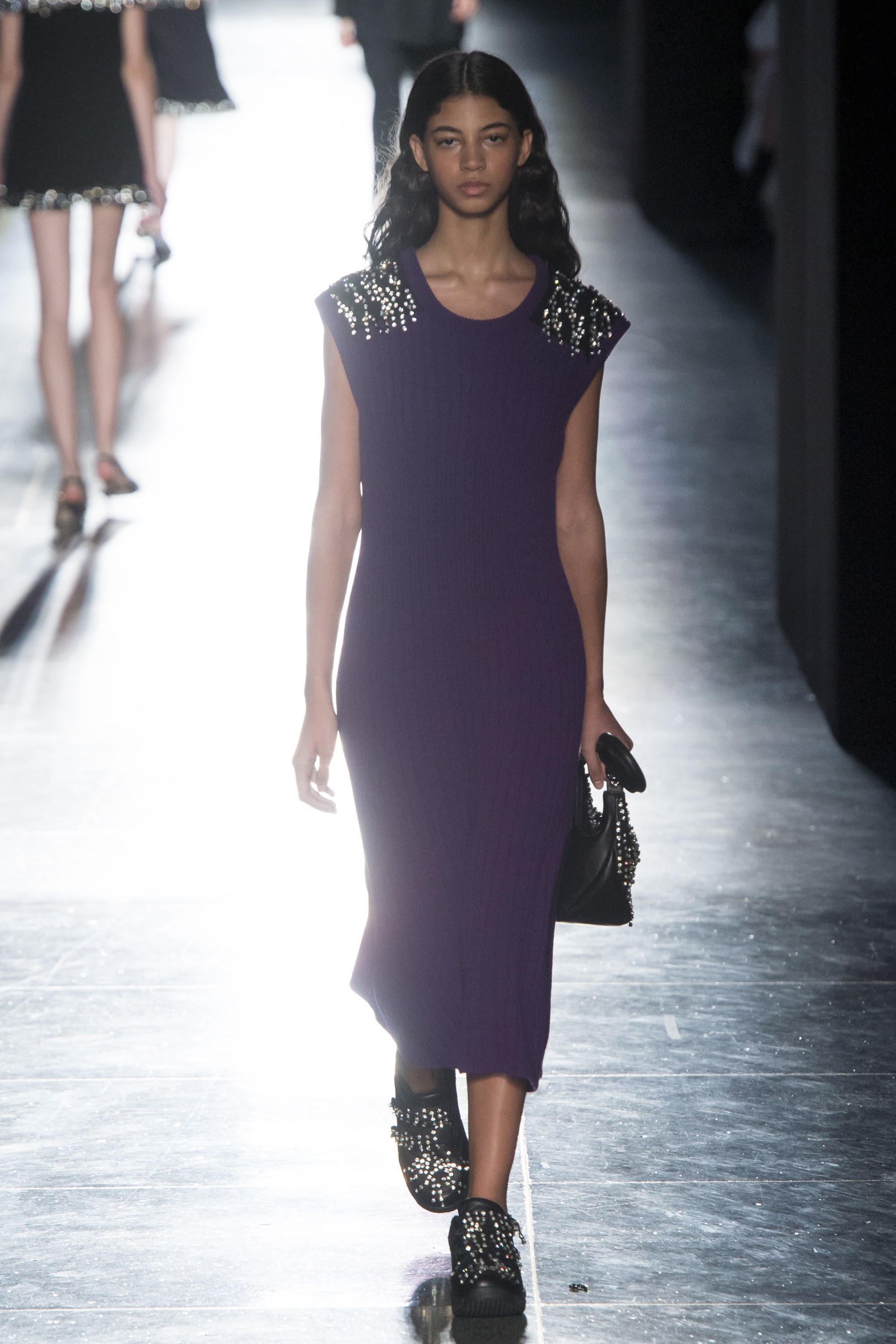 Giay sneaker la mat anh 1