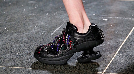 Mau giay xoan oc gay sot tai tuan le thoi trang 2018 hinh anh