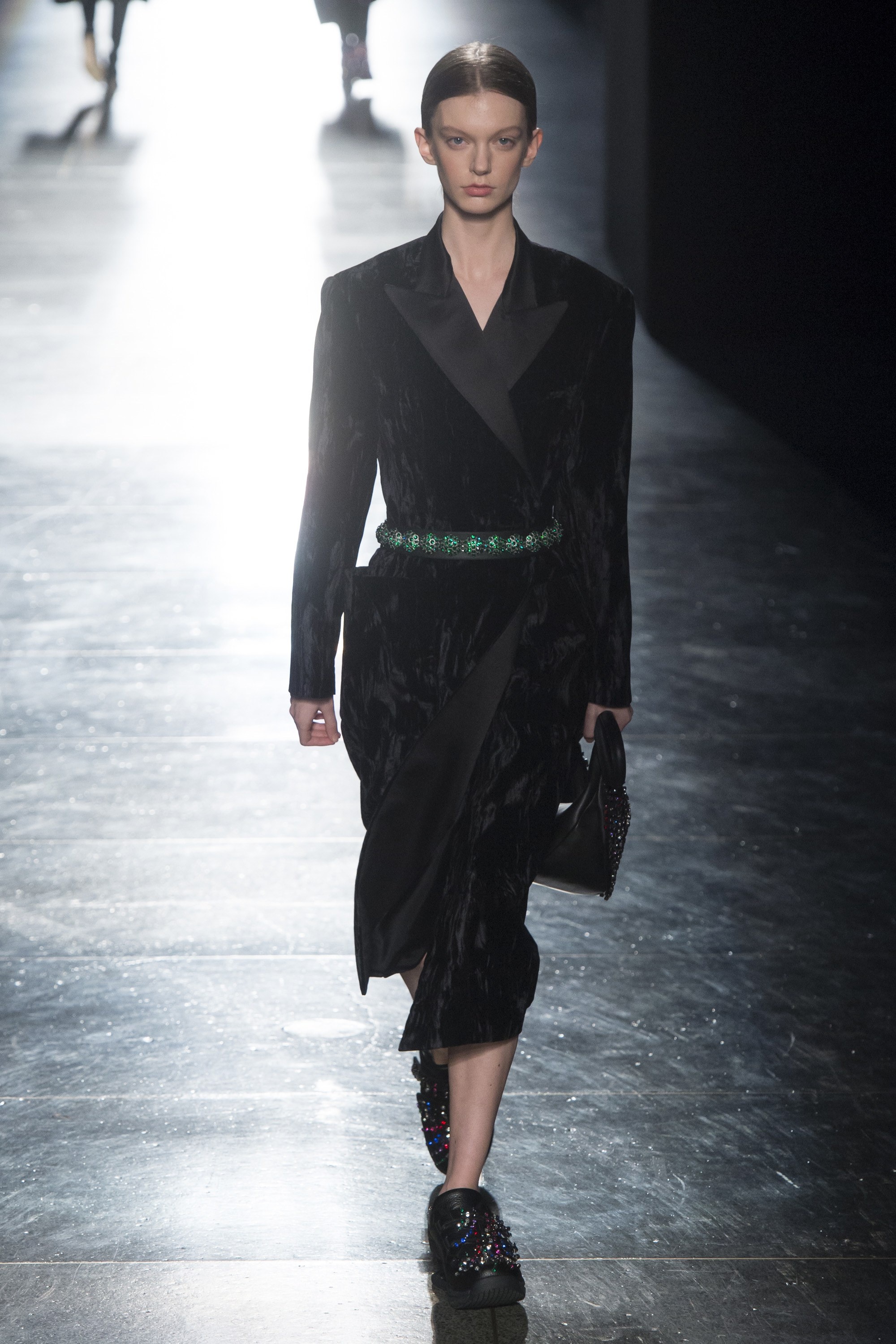 Giay sneaker la mat anh 2