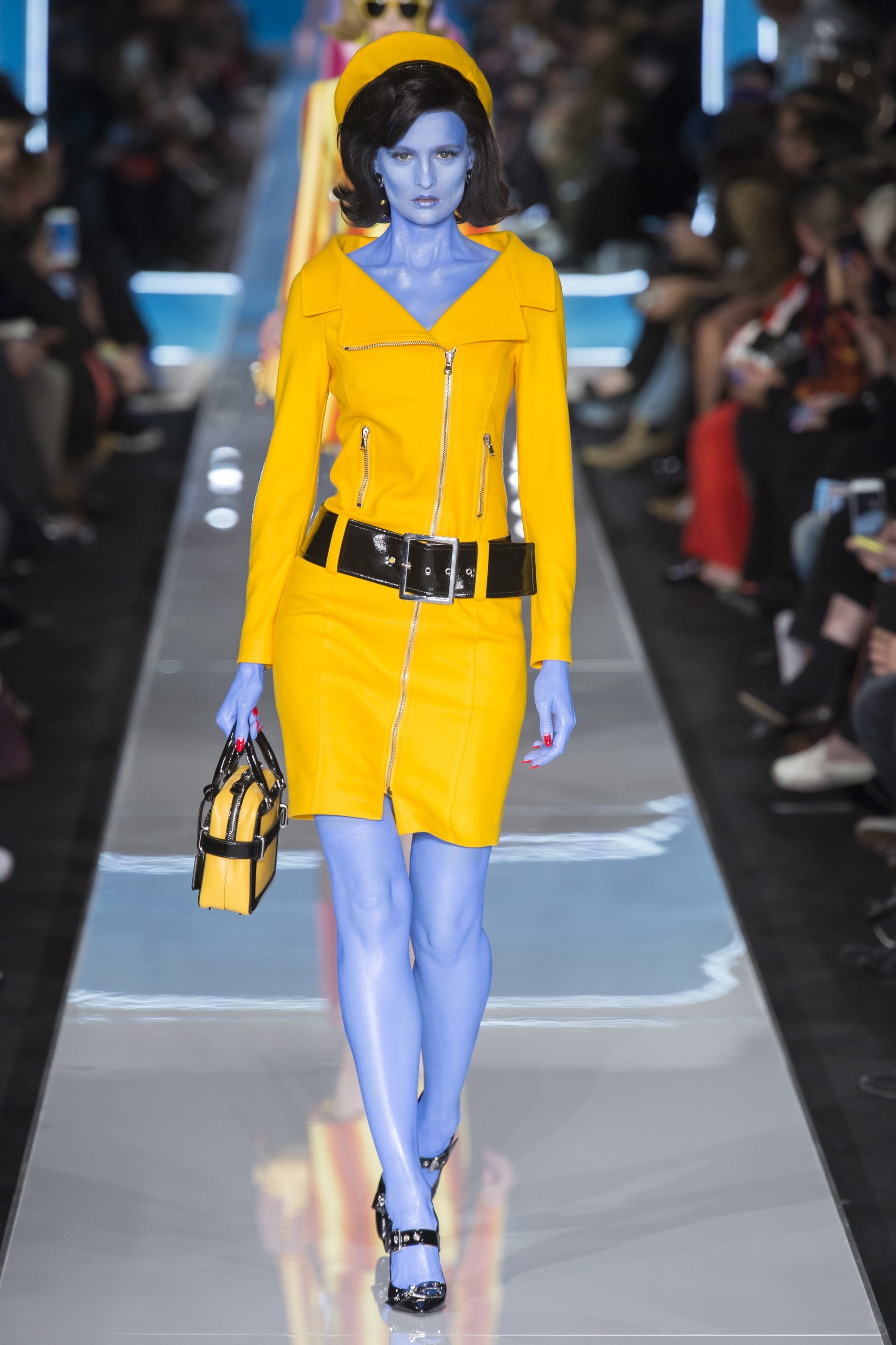 Show dien thu dong cua Moschino 2018 anh 1