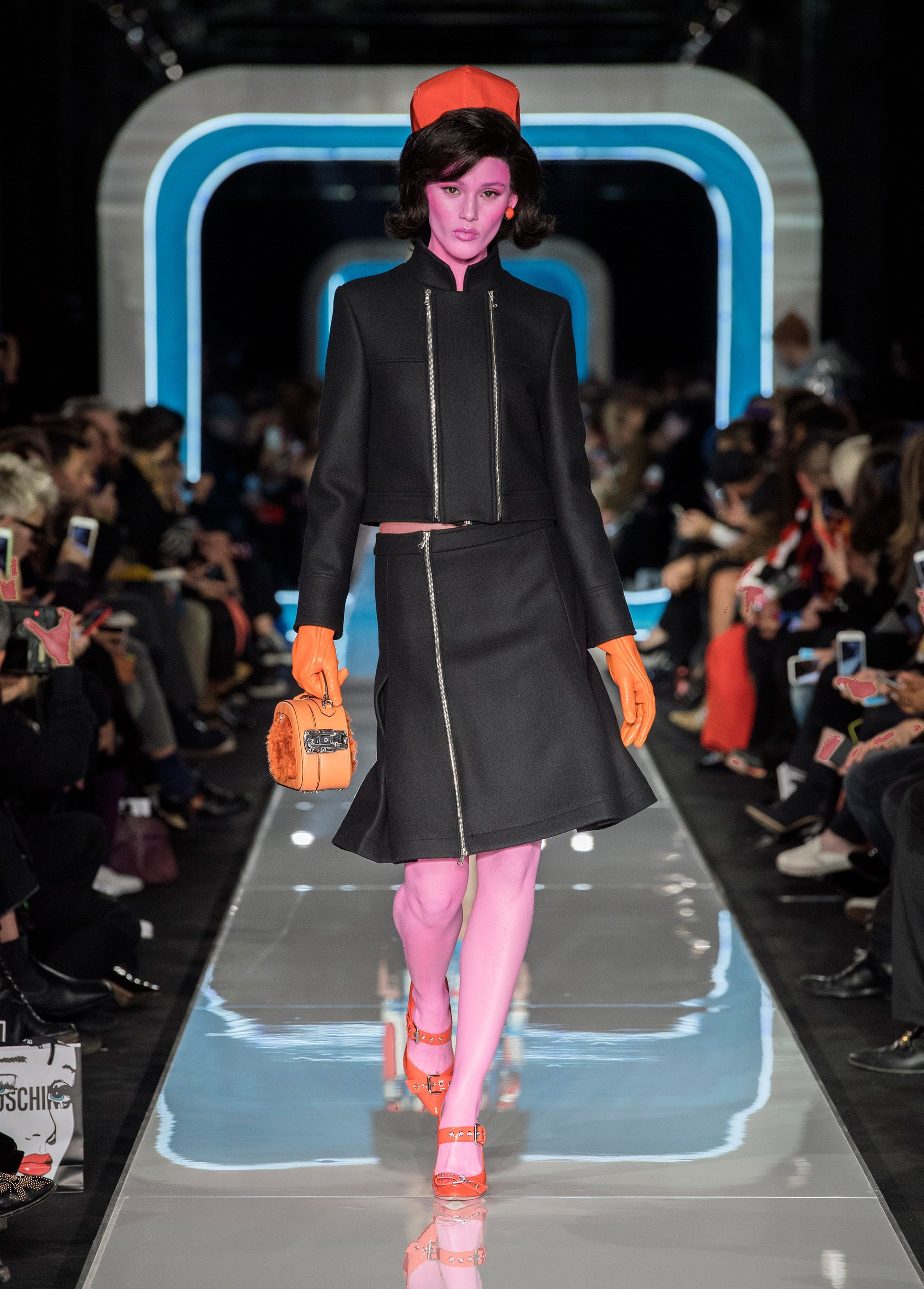 Show dien thu dong cua Moschino 2018 anh 2